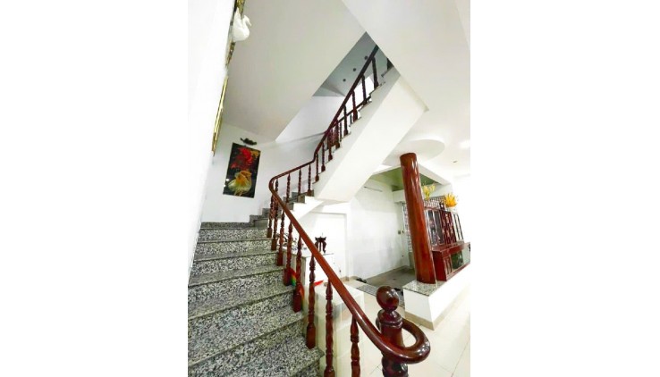 Bán dãy căn hộ dịch vụ 3 Tầng ở Quận 2140M2 Giá giảm còn 7,7 Tỷ